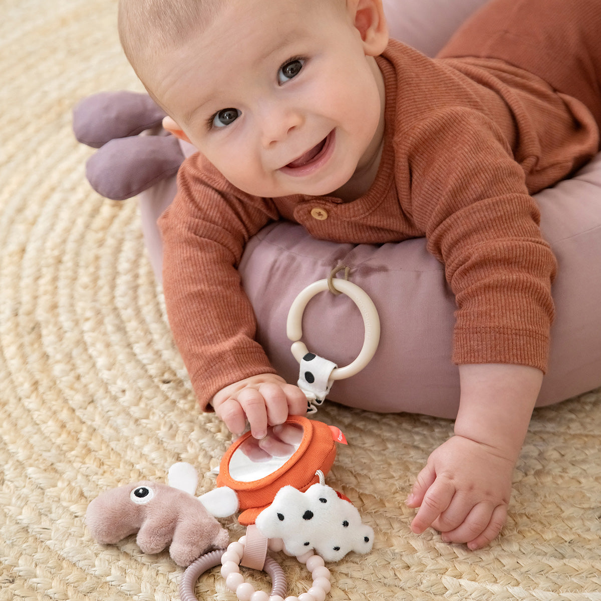 Cozy lounger m/aktivitetsbue - Raffi - Sand