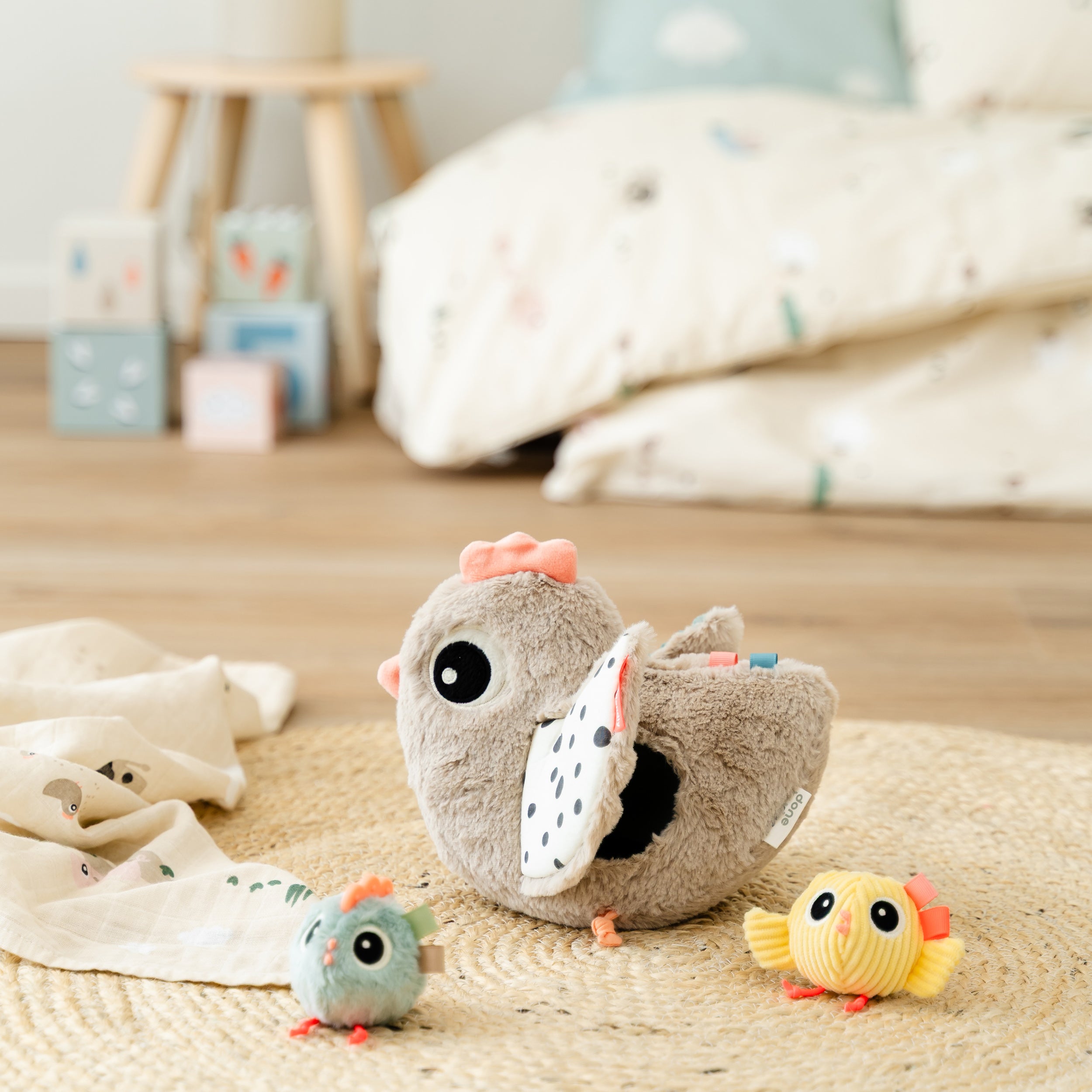 Hide&Seek activity toy - Clucky - Sand