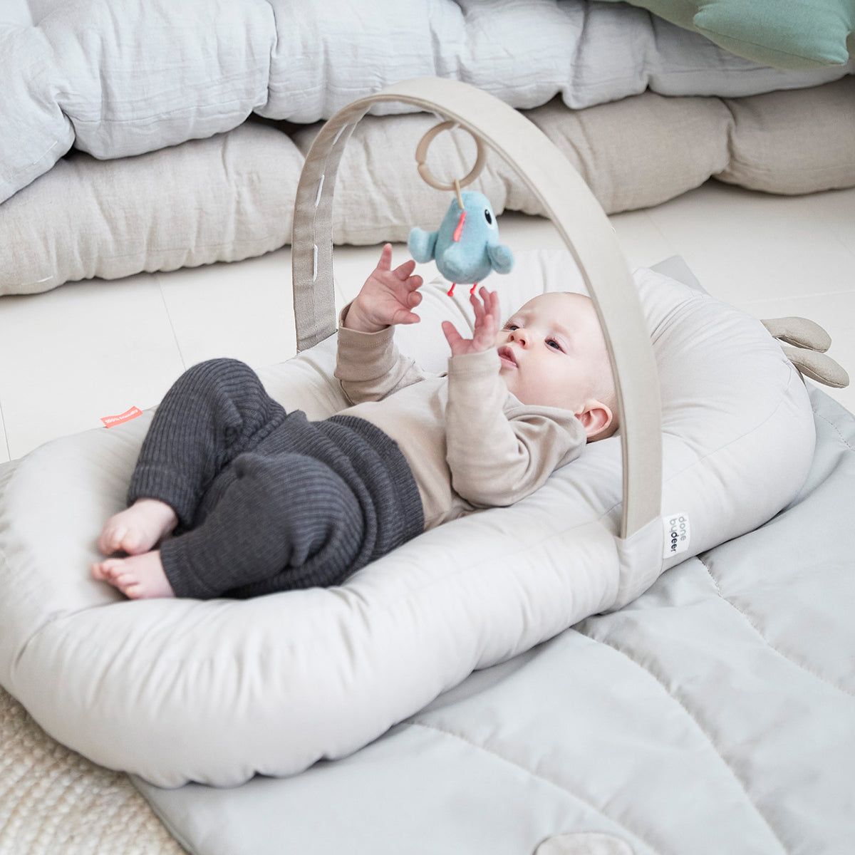 Cozy lounger with activity arch - Raffi - Sand - Lifestyle