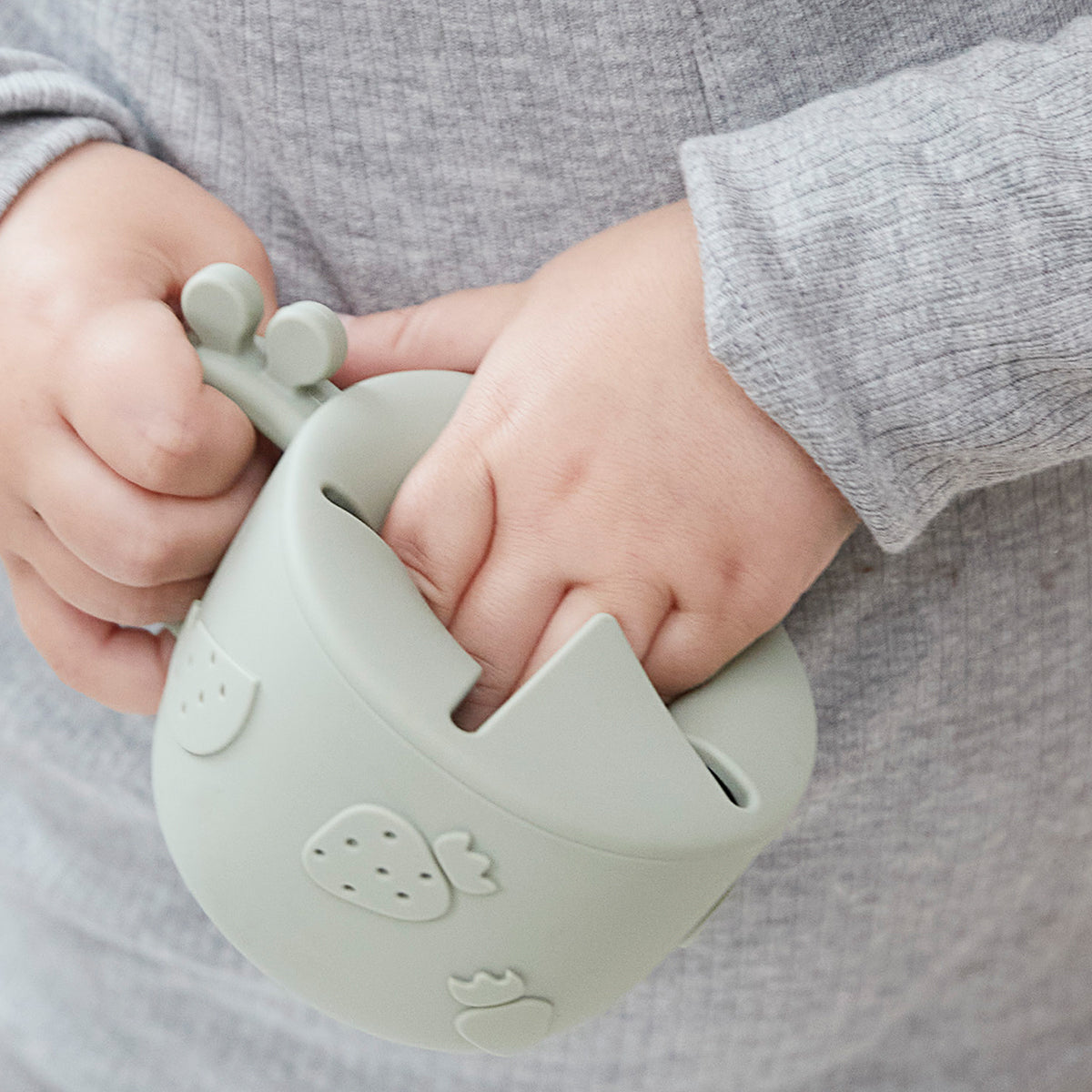 Peekaboo snack cup - Raffi - Blue - Lifestyle