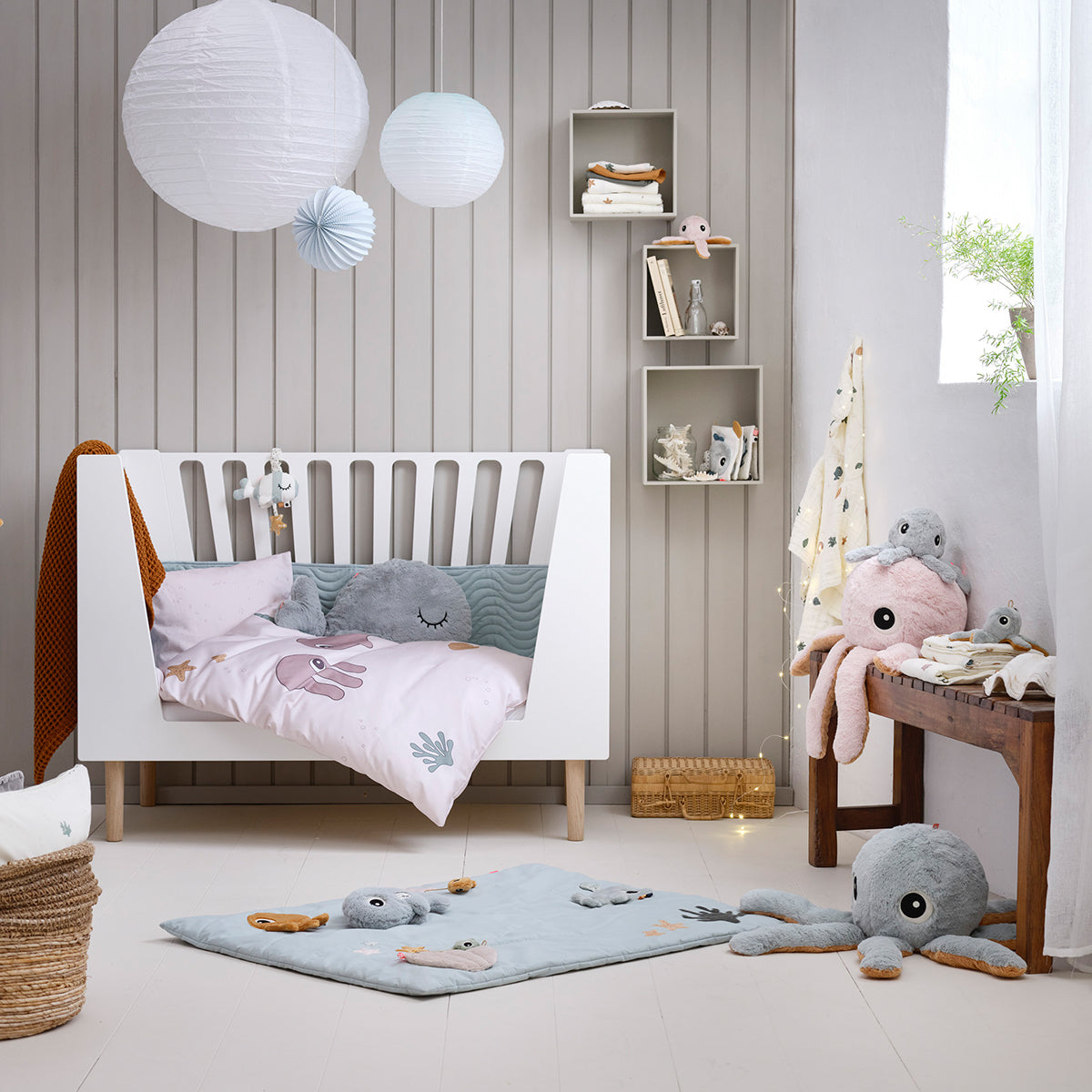 Quilted bed bumper with strings - Waves - Blue - Lifestyle