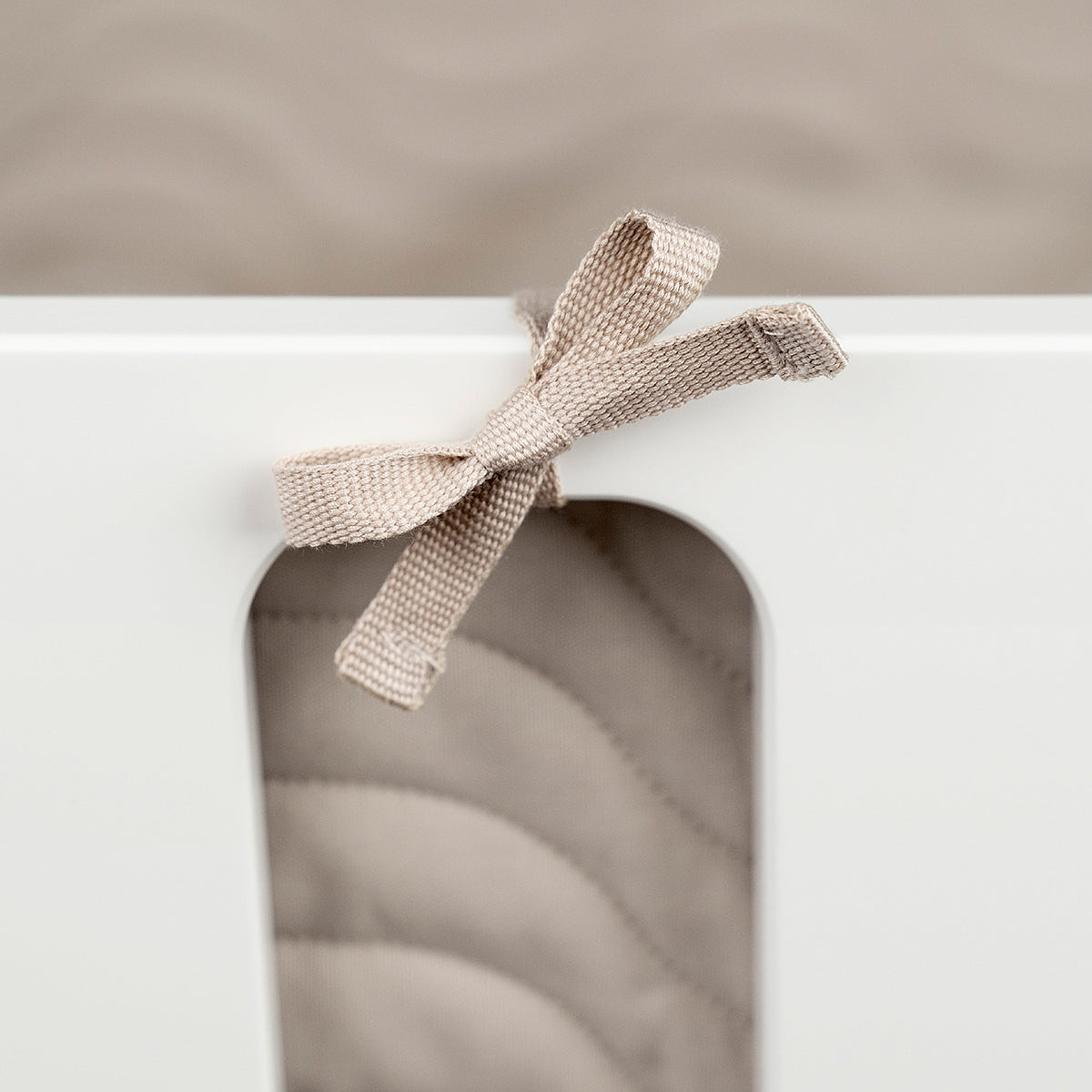 Quilted bed bumper with strings - Waves - Mustard - Lifestyle