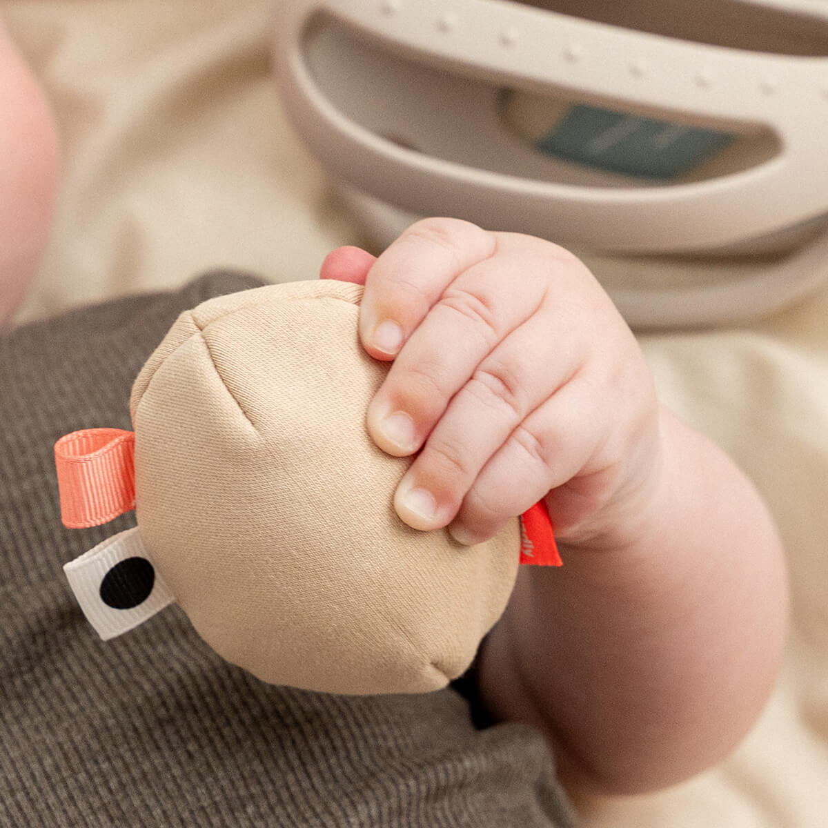Jouet de préhension et de dentition avec hochet - Clucky - Sand