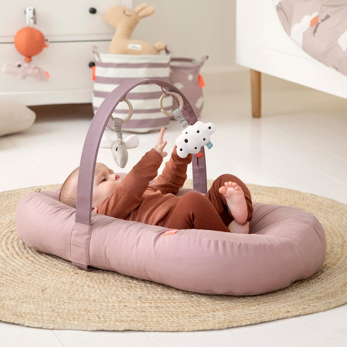 Cozy lounger with activity arch - Raffi - Sand