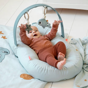 Cozy lounger with activity arch - Raffi - Sand