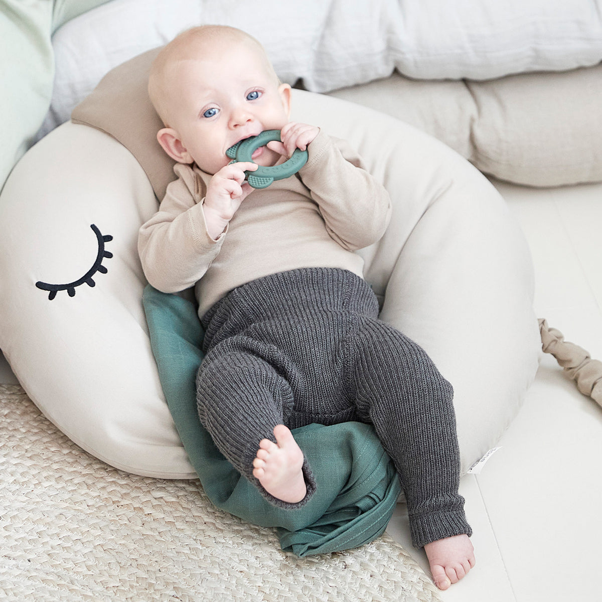 Nursing & baby pillow - Elphee - Powder - Lifestyle