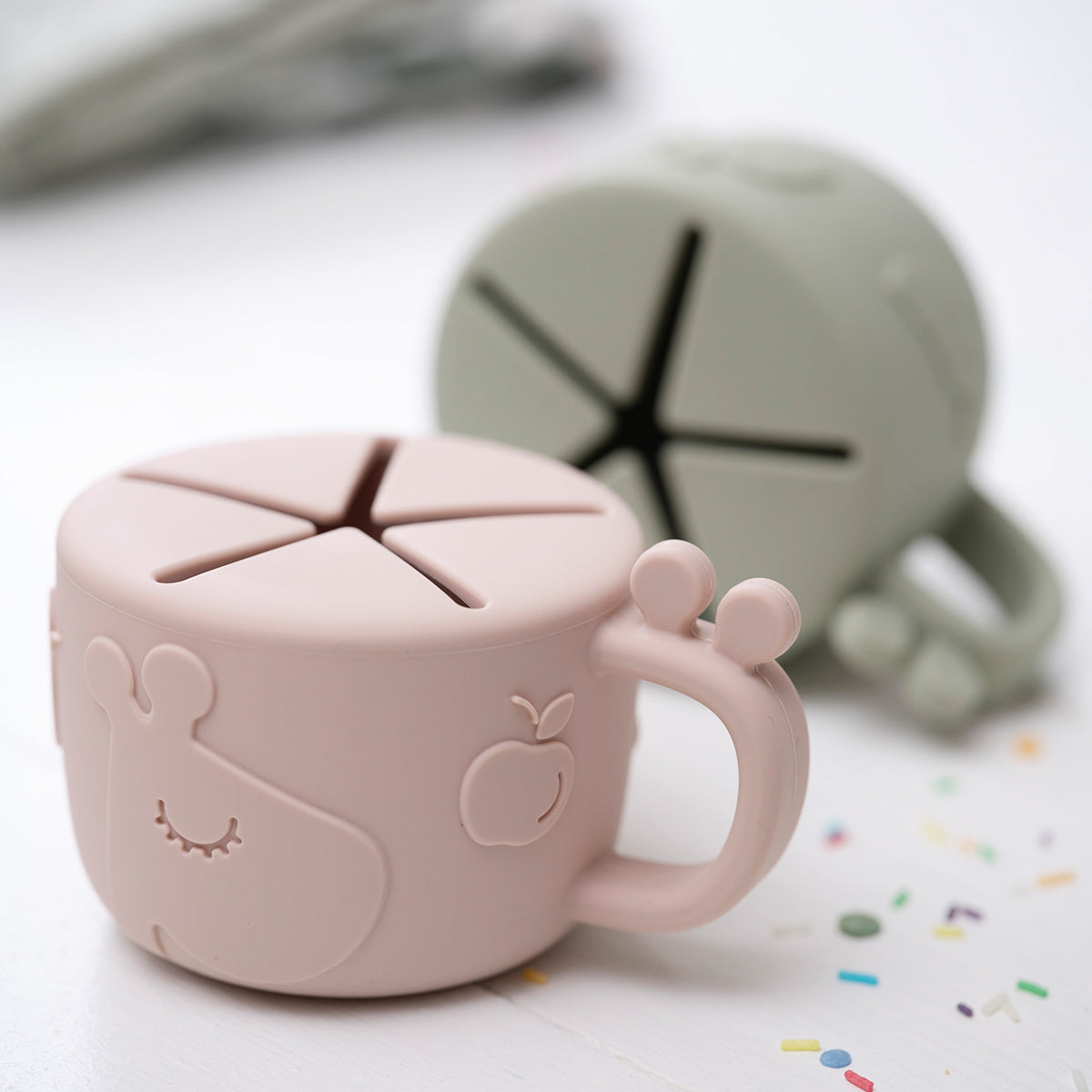 Peekaboo snack cup - Raffi - Grey - Lifestyle