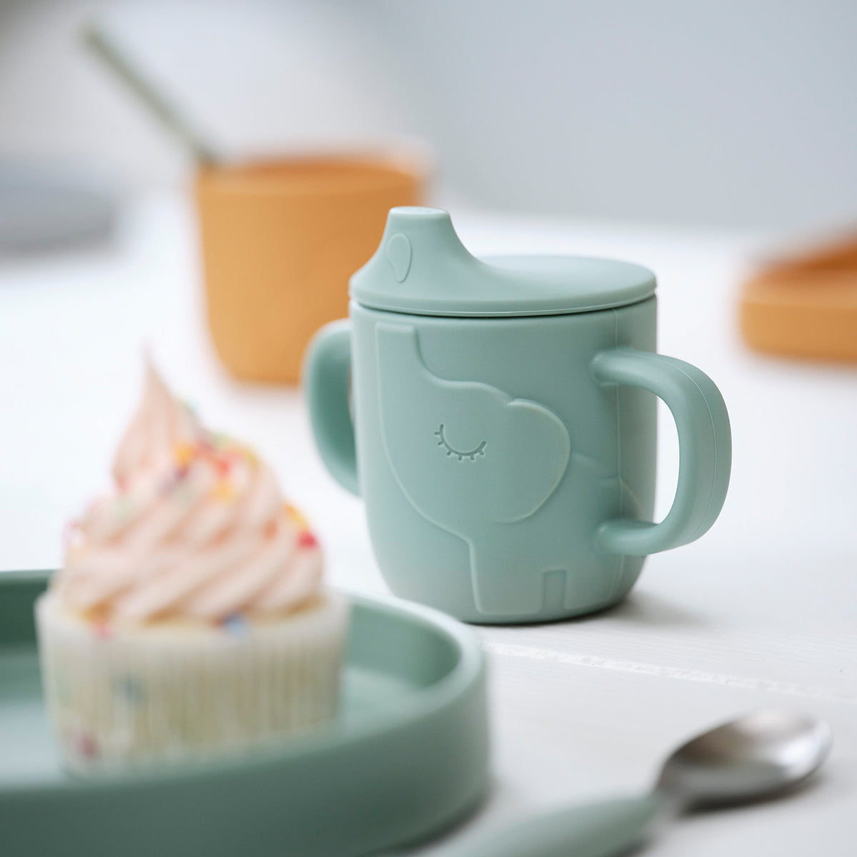 Peekaboo spout cup - Elphee - Mustard - Lifestyle