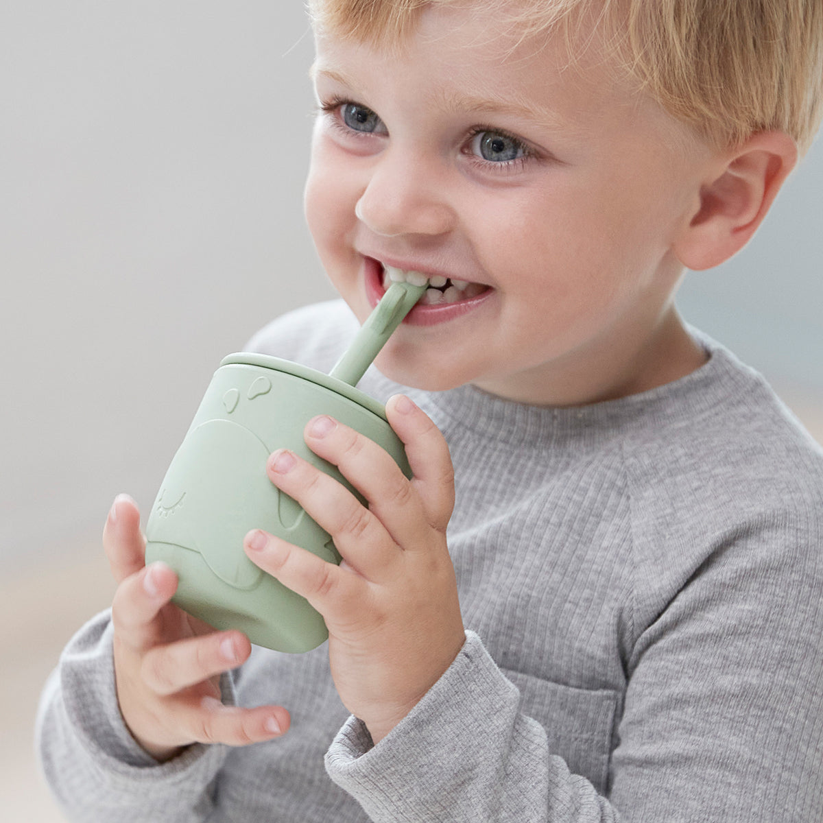 Peekaboo straw cup 2-pack - Wally - Green - Lifestyle