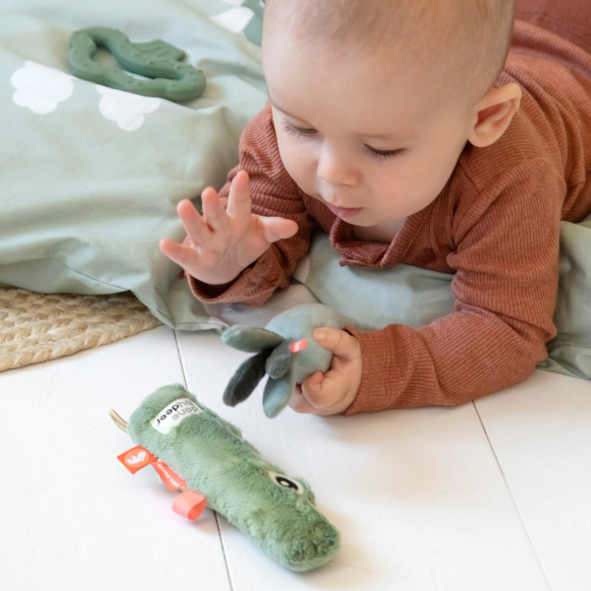 バウ 【新品未開封】done by deer activity Tiny activity toy set 3 pcs - Croco - Green – Shop at Done